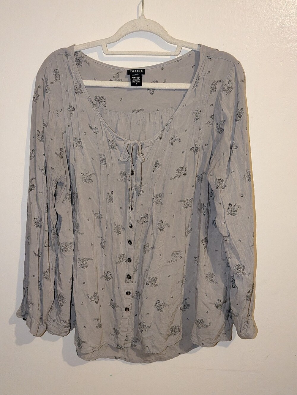 torrid Light Gray Button-Front Printed Peasant Top Size 1